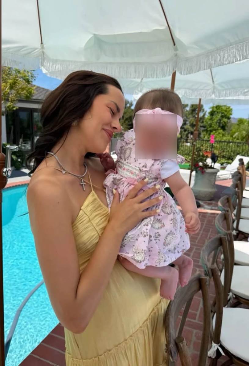 Anđela sa mužem i ćerkicom proslavila Uskrs