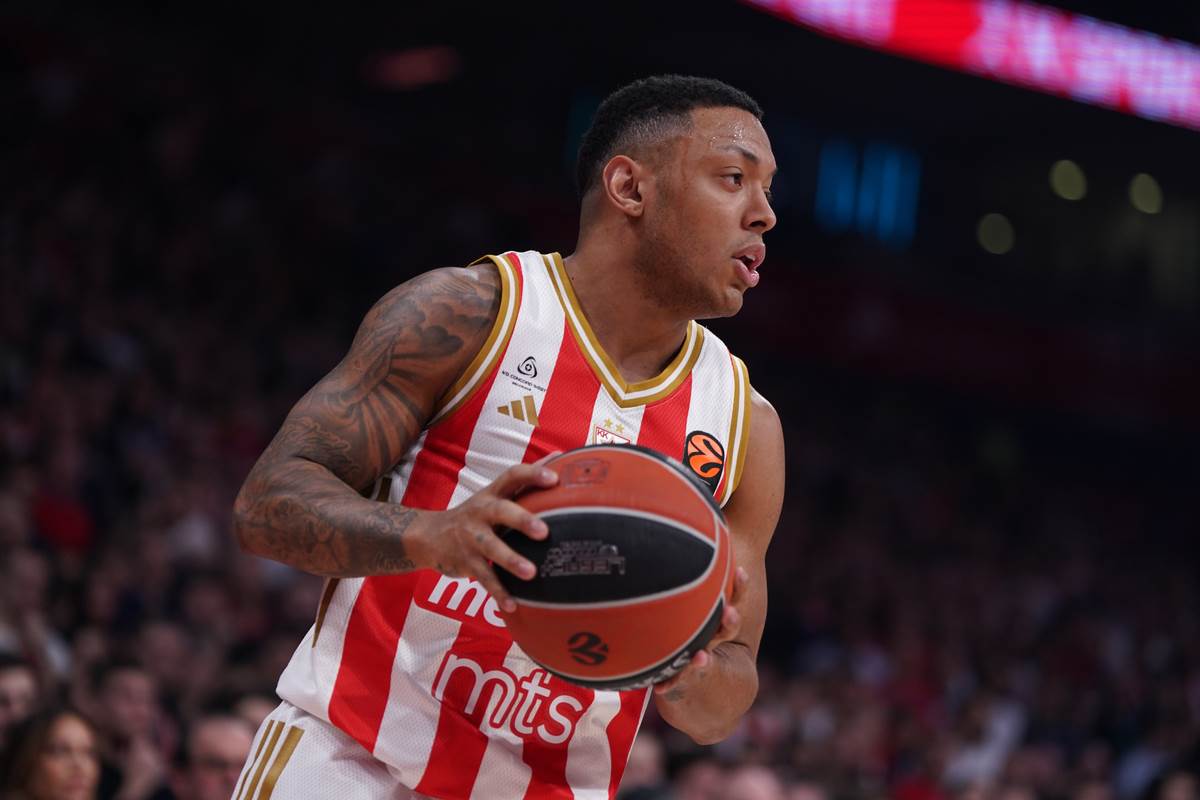 Jago Dos Santos u napadu na utakmici Zvezde u Evroligi