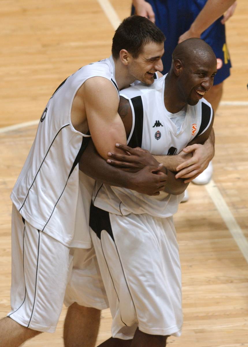 Milt Palasio slavi pobedu sa Čedom Vitkovcem