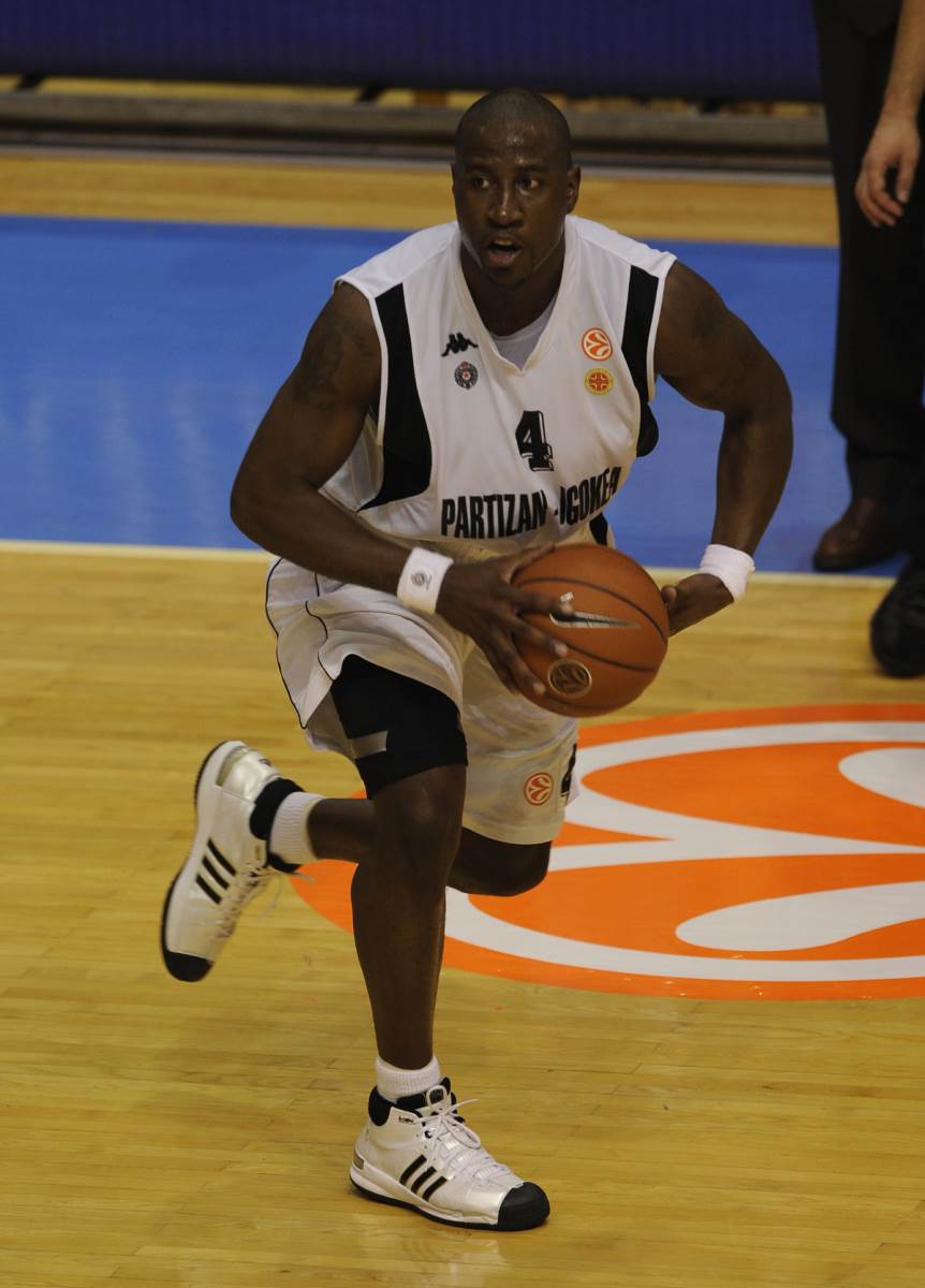 Milt Palasio kreće u napadu u dresu Partizana u Pioniru