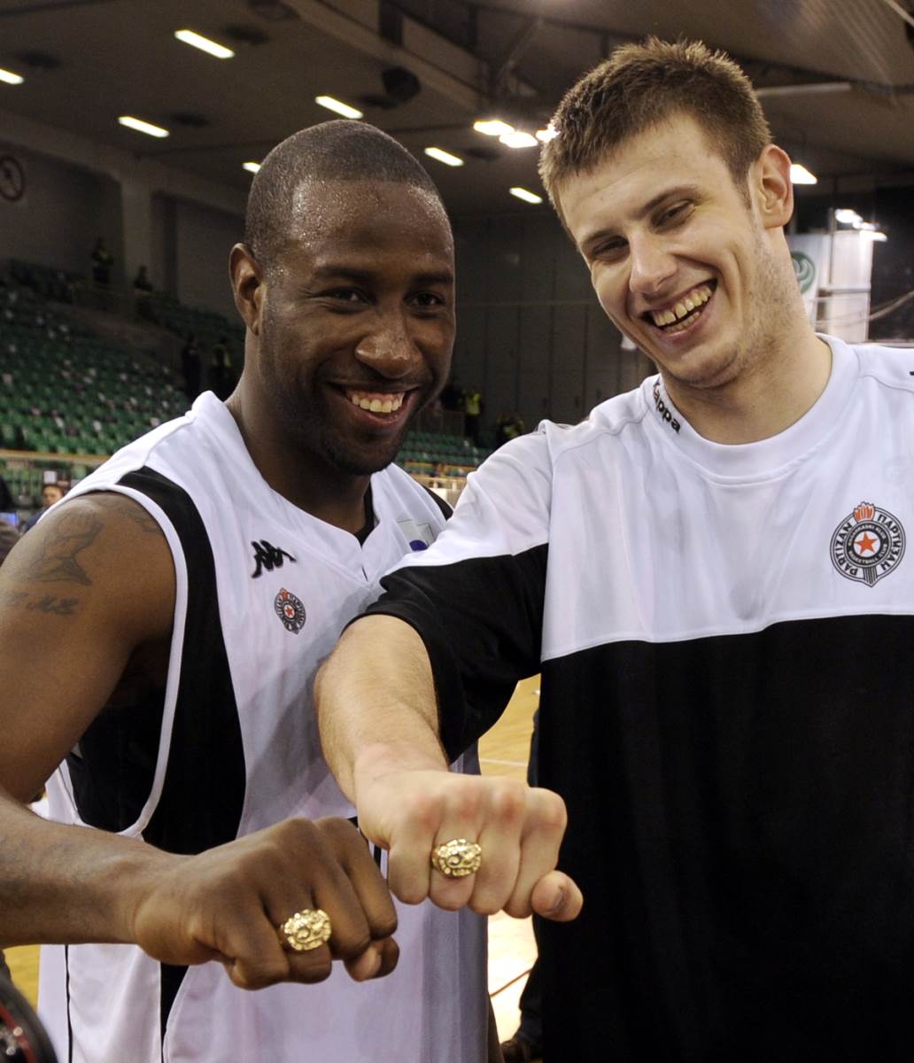 Milt Palasio i Novica Veličković sa šampionskim prstenjem ABA lige