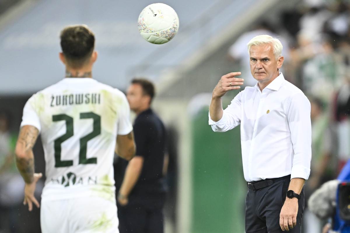 Jacek Magiera dodaje loptu igraču Šlonska