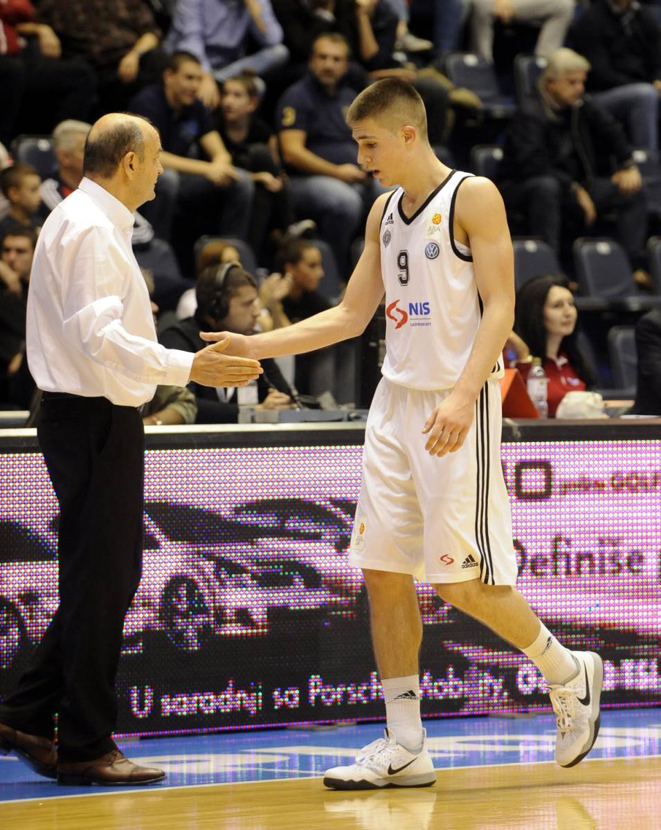 Duško Vujošević izvodi iz igre Vanju Marinkovića