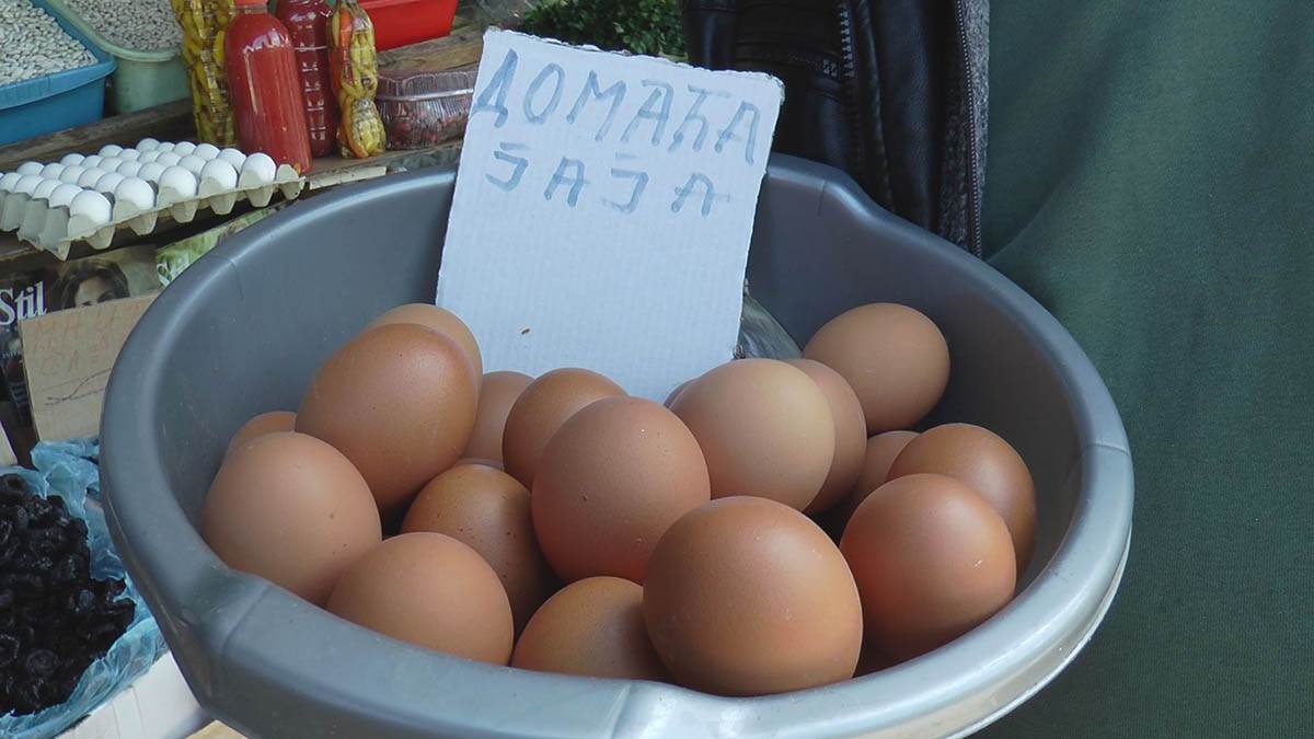 Domaća jaja ove godine se razgrabila na čačanskoj pijaci
