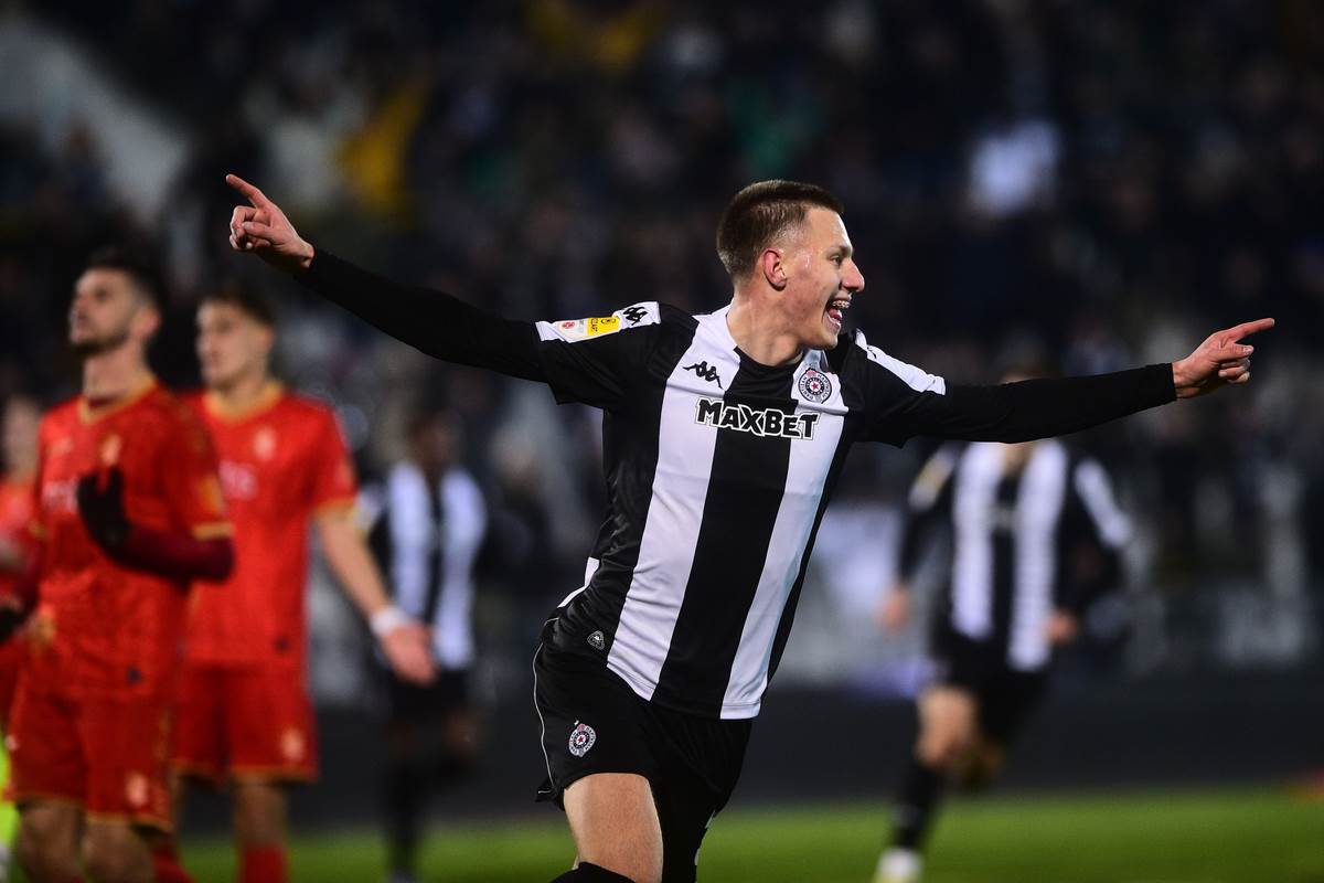 Ognjen Ugrešić slavi gol u dresu Partizana