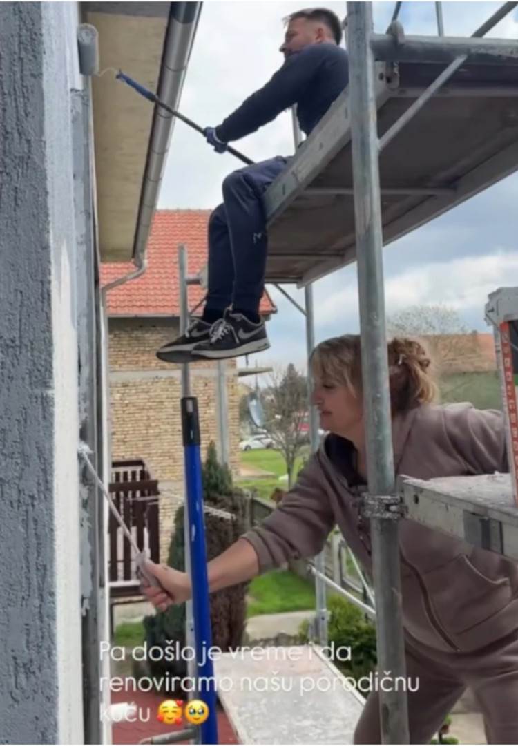 Mama Džehva malteriše na Veliku subotu sa majstorima: Teodora sve snimala, radovi na porodičnoj kući u toku