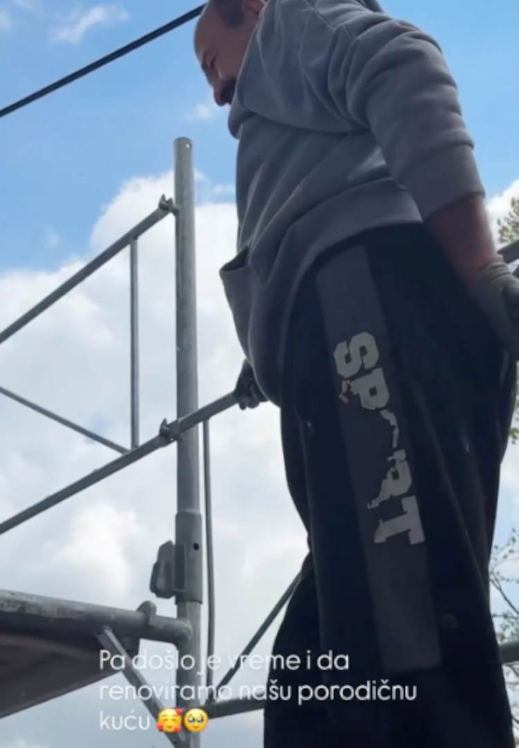 Mama Džehva malteriše na Veliku subotu sa majstorima: Teodora sve snimala, radovi na porodičnoj kući u toku