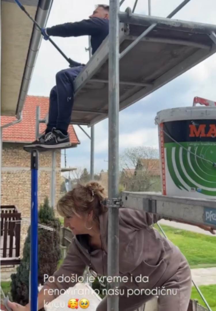 Mama Džehva malteriše na Veliku subotu sa majstorima: Teodora sve snimala, radovi na porodičnoj kući u toku