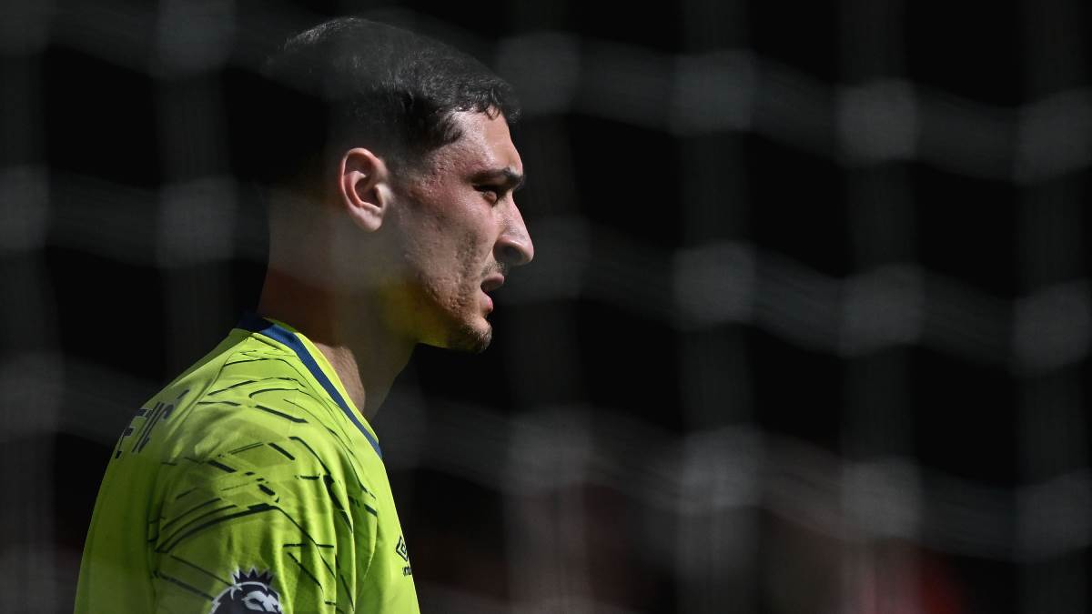 Đorđe Petrović kao golman Bornmuta protiv Arsenala