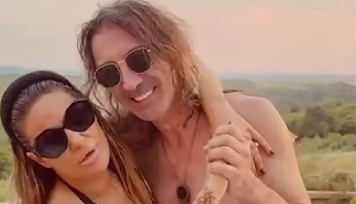 Ana Nikolić se kupa u bazenu Raletove vile s ćerkom u ruci šampanjac