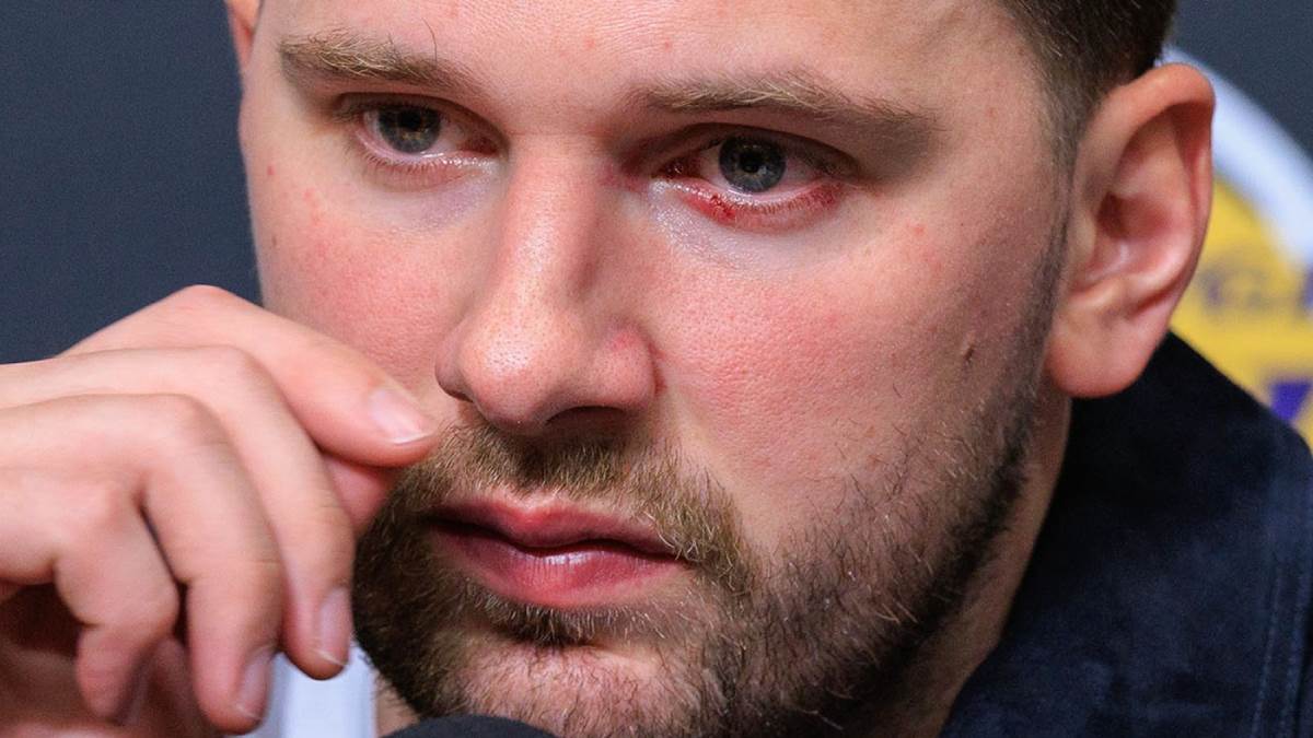 Luka Dončić zamišljen na konferenciji za novinare Lejkersa