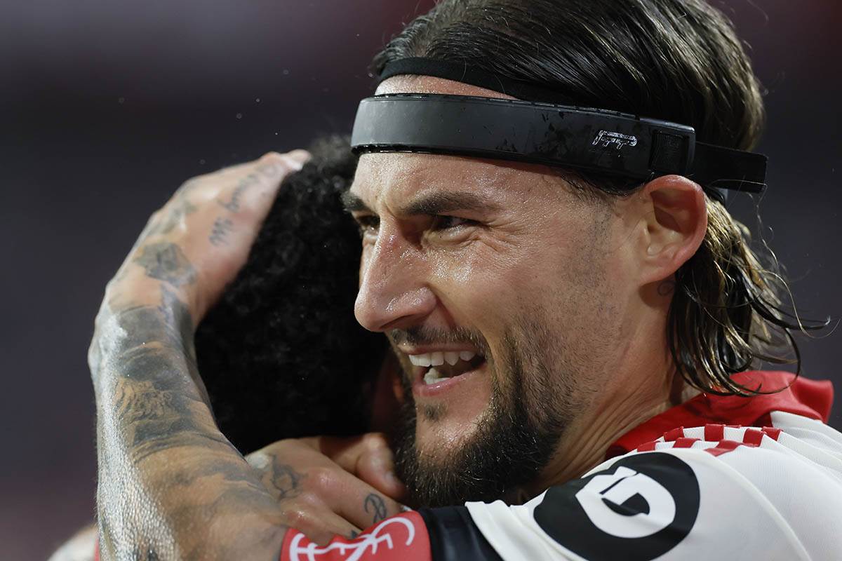 Nemanja Gudelj slavi pobedu Sevilje (3).jpg