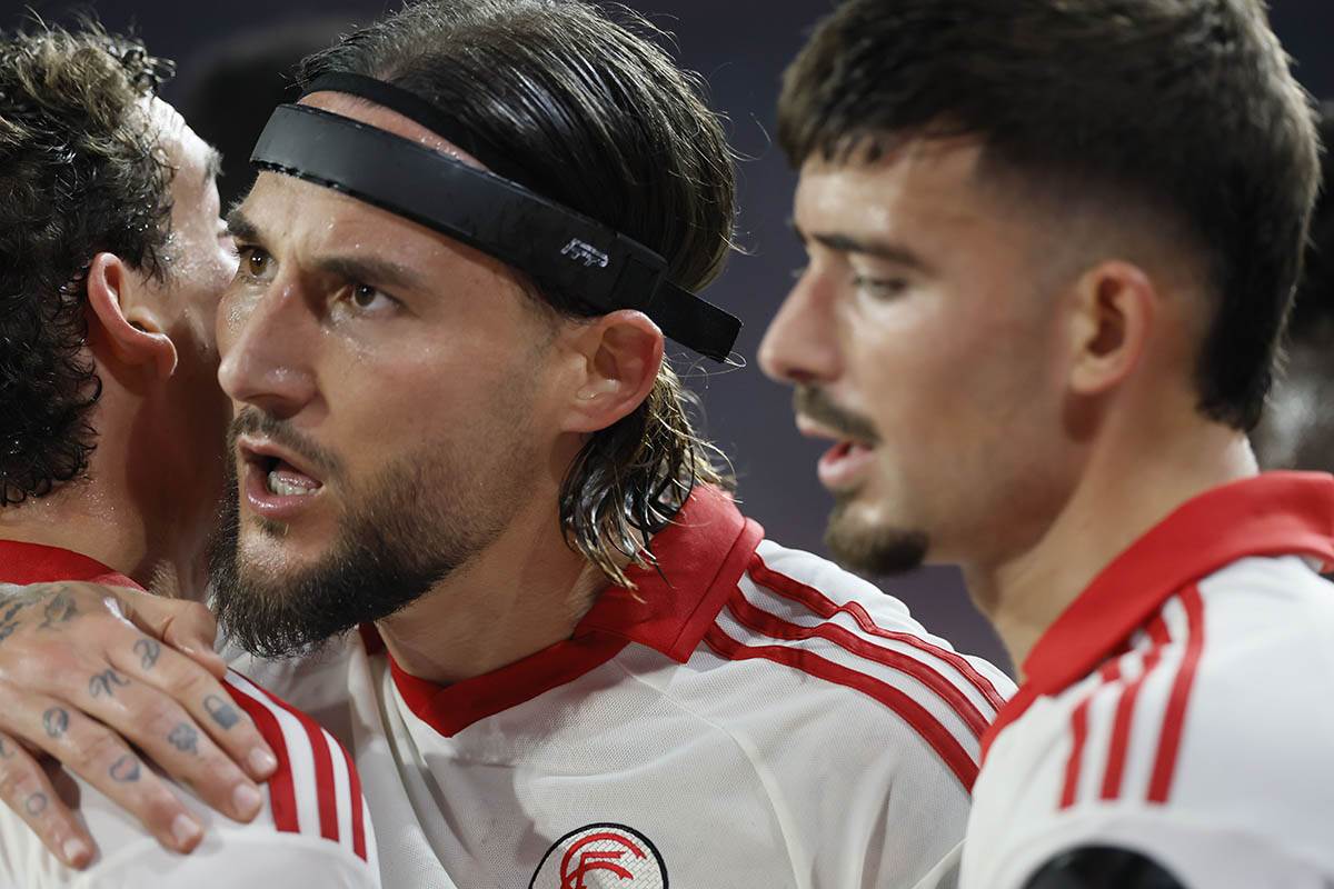 Nemanja Gudelj slavi pobedu Sevilje (4).jpg