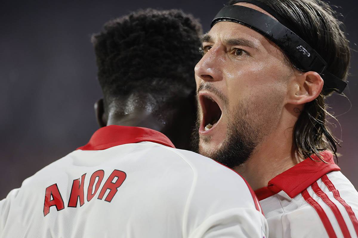 Nemanja Gudelj slavi pobedu Sevilje (6).jpg