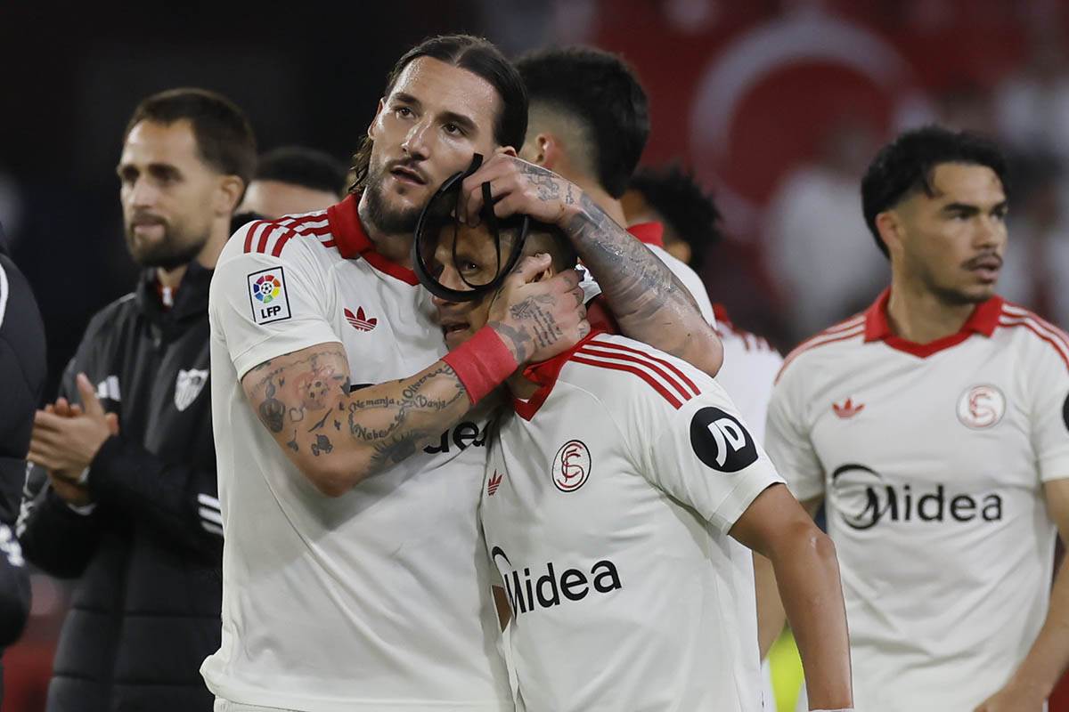 Nemanja Gudelj slavi pobedu Sevilje (1).jpg