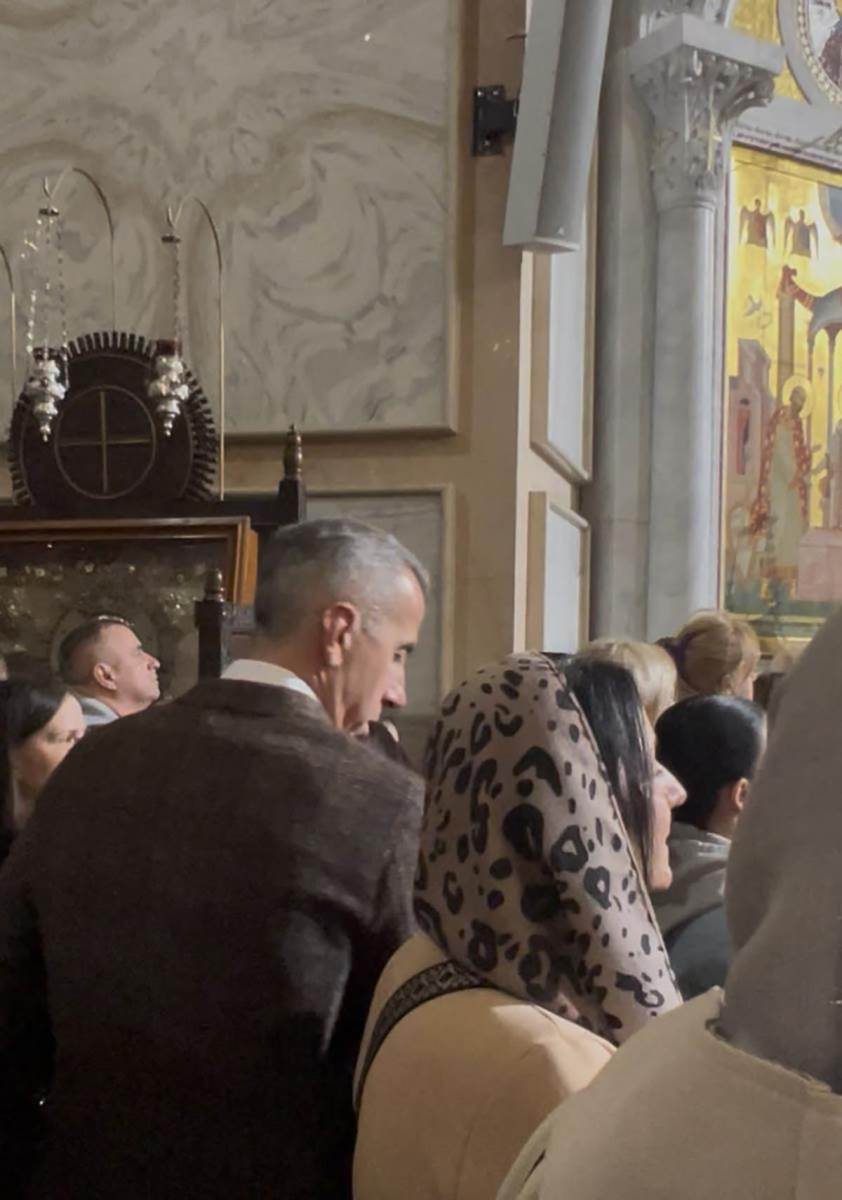 Estrada se pričestila na Vaskrs (7).jpg