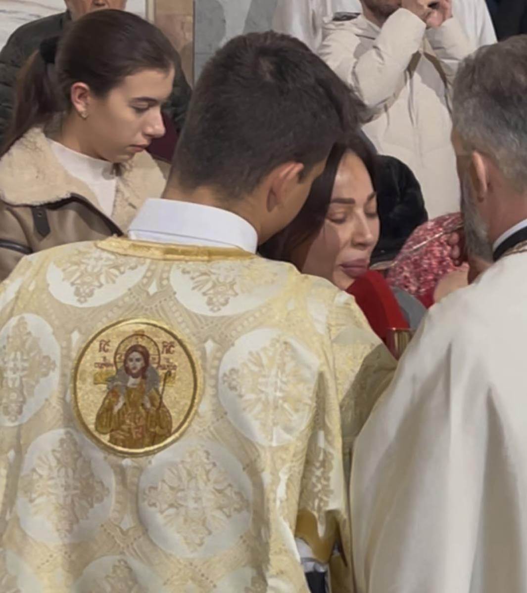 Estrada se pričestila na Vaskrs (10).jpg