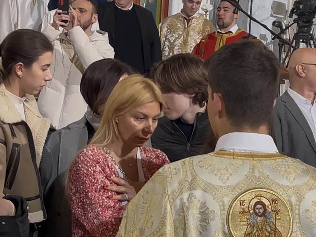 Estrada se pričestila na Vaskrs (11).jpg