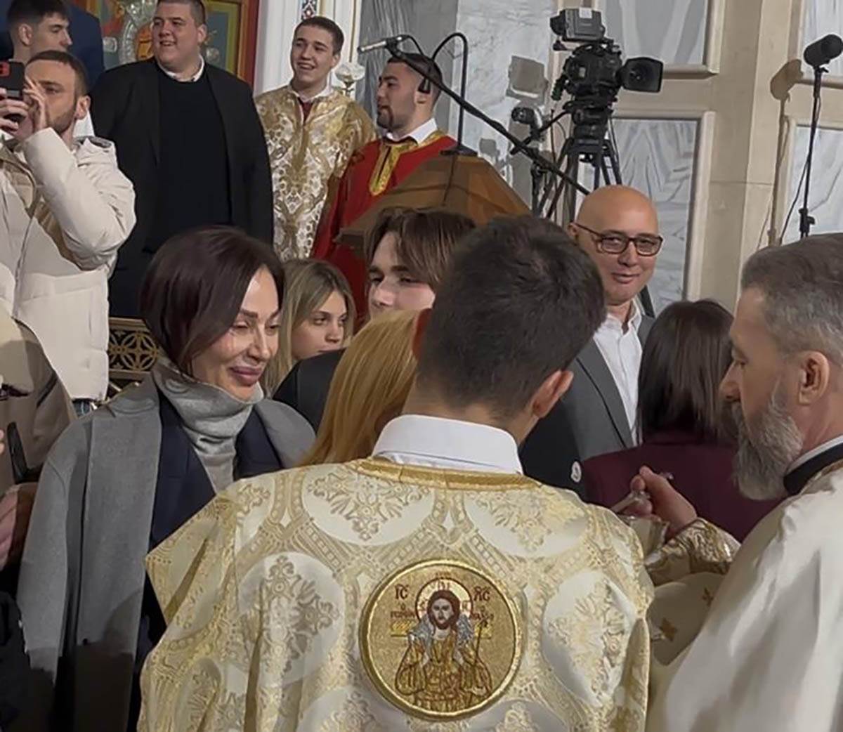 Estrada se pričestila na Vaskrs (12).jpg