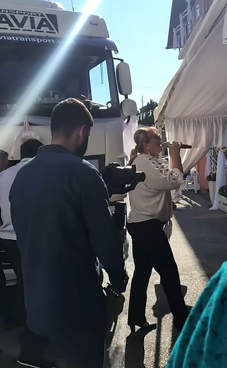 Ćana kamionom sitgla na nastup (2).png