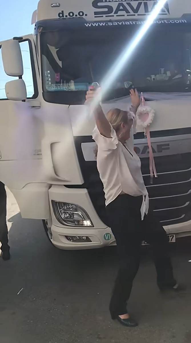 Ćana kamionom sitgla na nastup (3).png