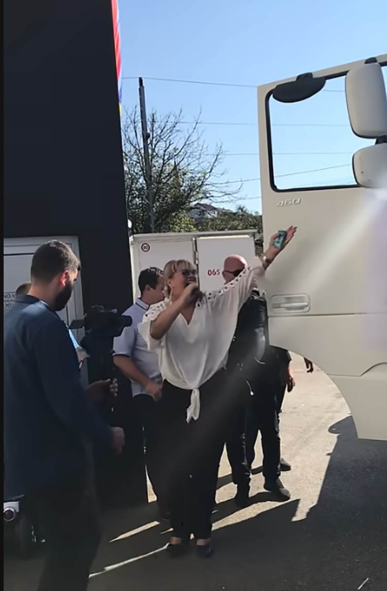 Ćana kamionom sitgla na nastup (5).png