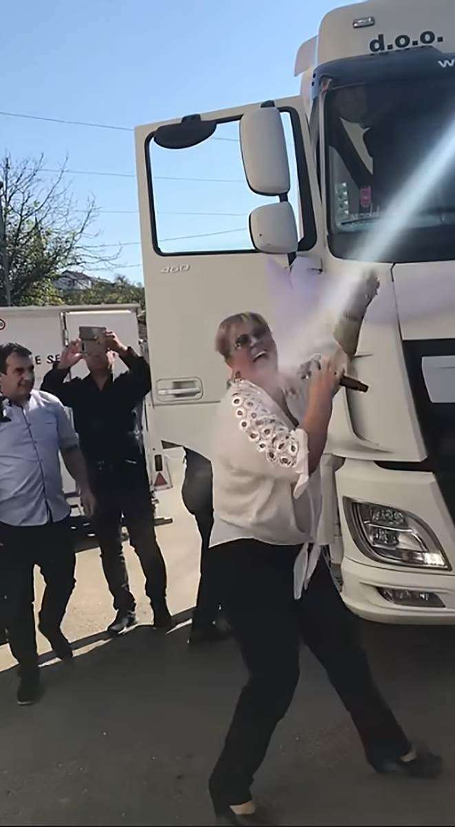 Ćana kamionom sitgla na nastup (1).png