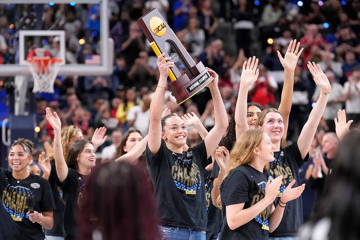 Anđela Dugalić slavi trofej NCAA.