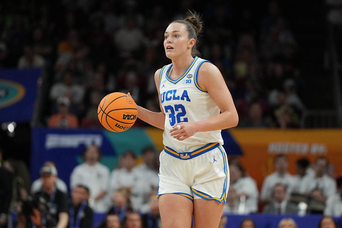 Anđela Dugalić vodi loptu.