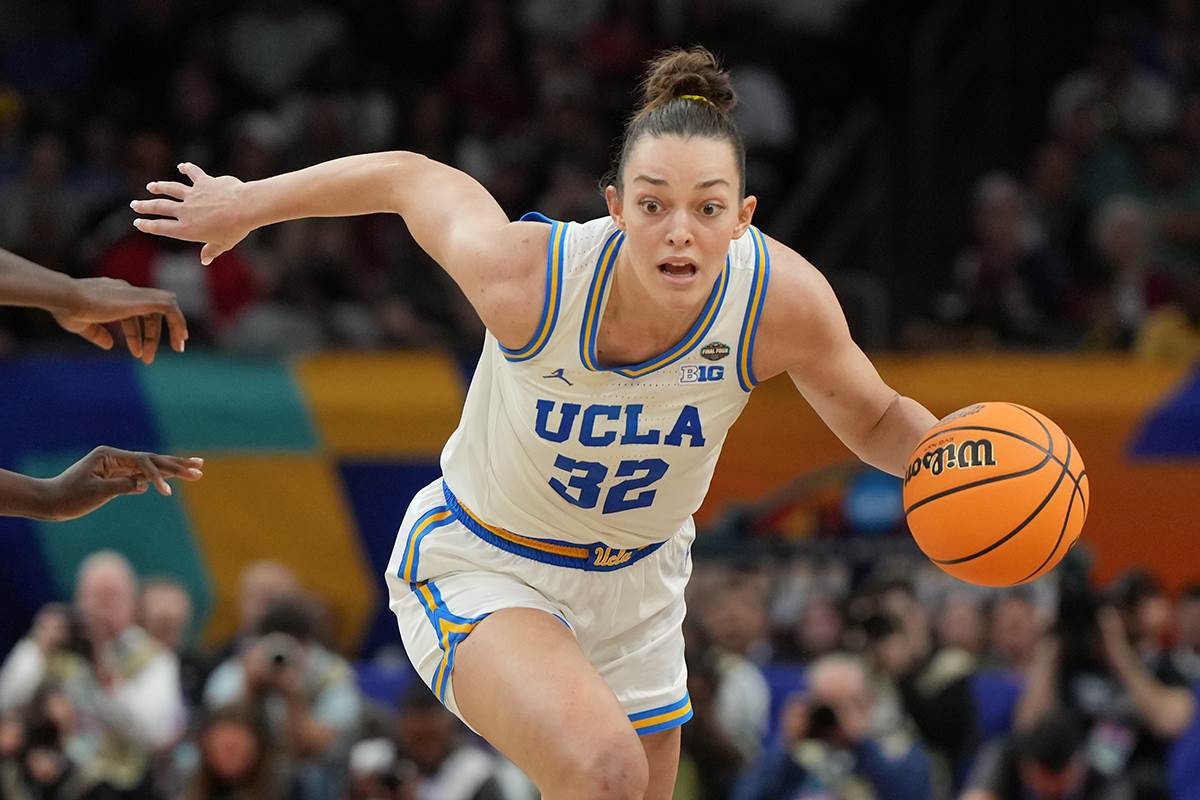 Anđela Dugalić vodi loptu.