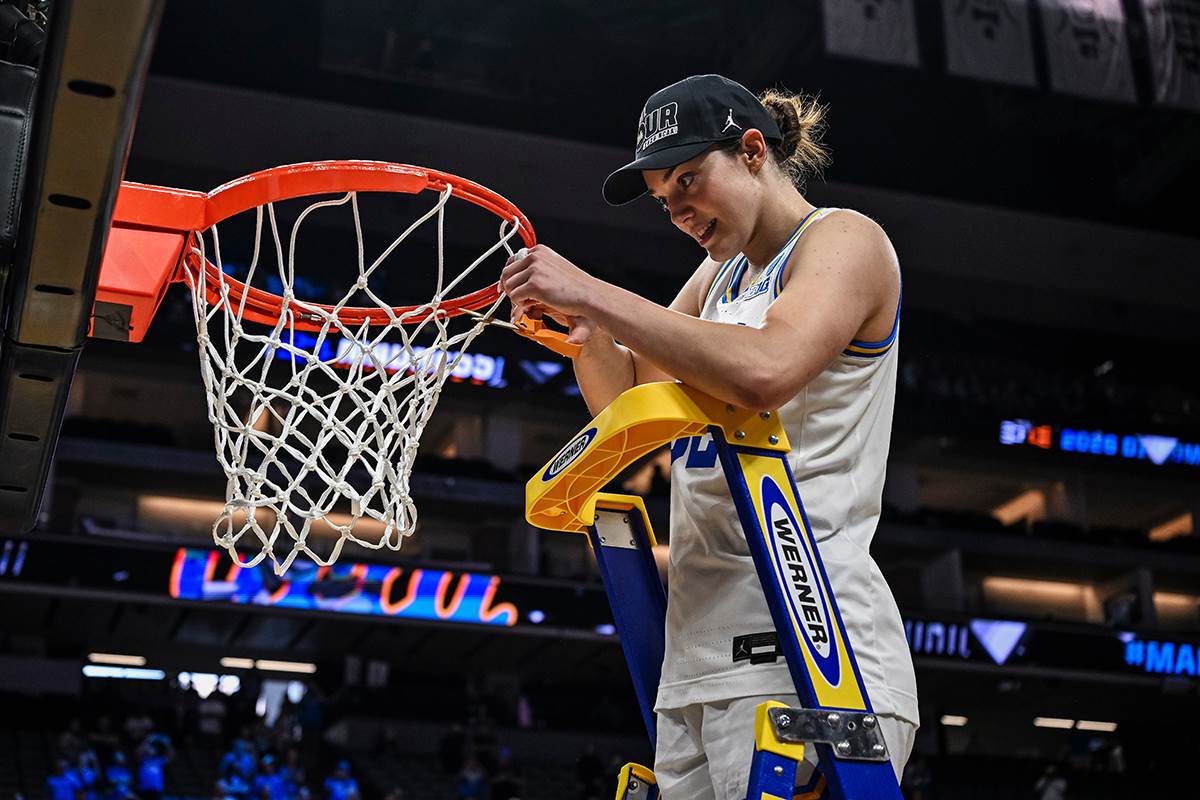 Anđela Dugalić skida mrežicu.