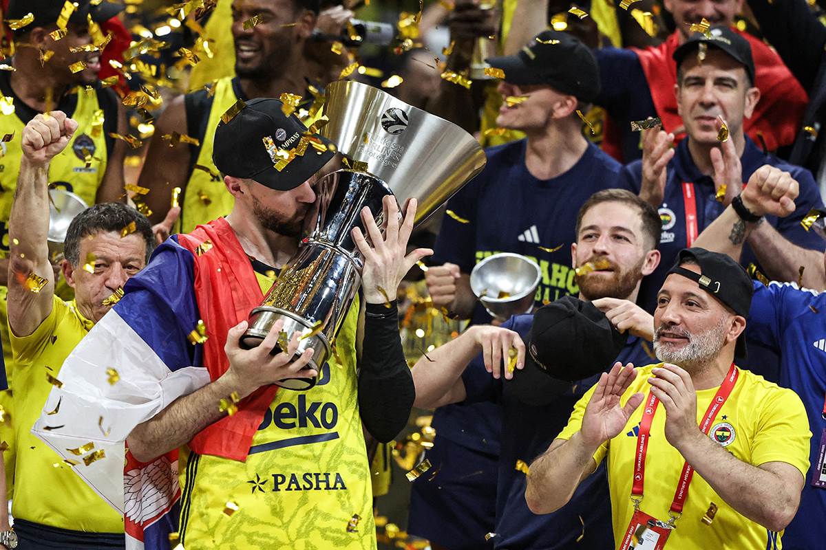 Marko Gudurić u opremi Fenerbahčea.