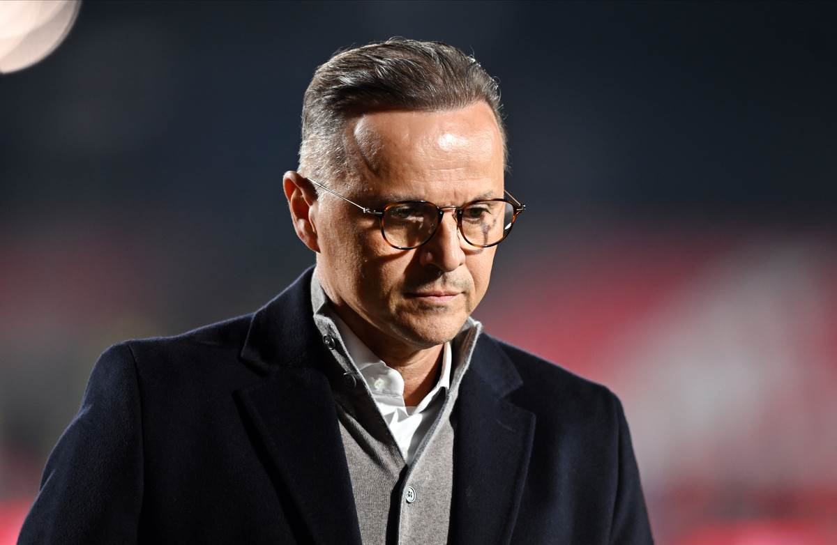 Božidar Bandović u odelu s naočarima.