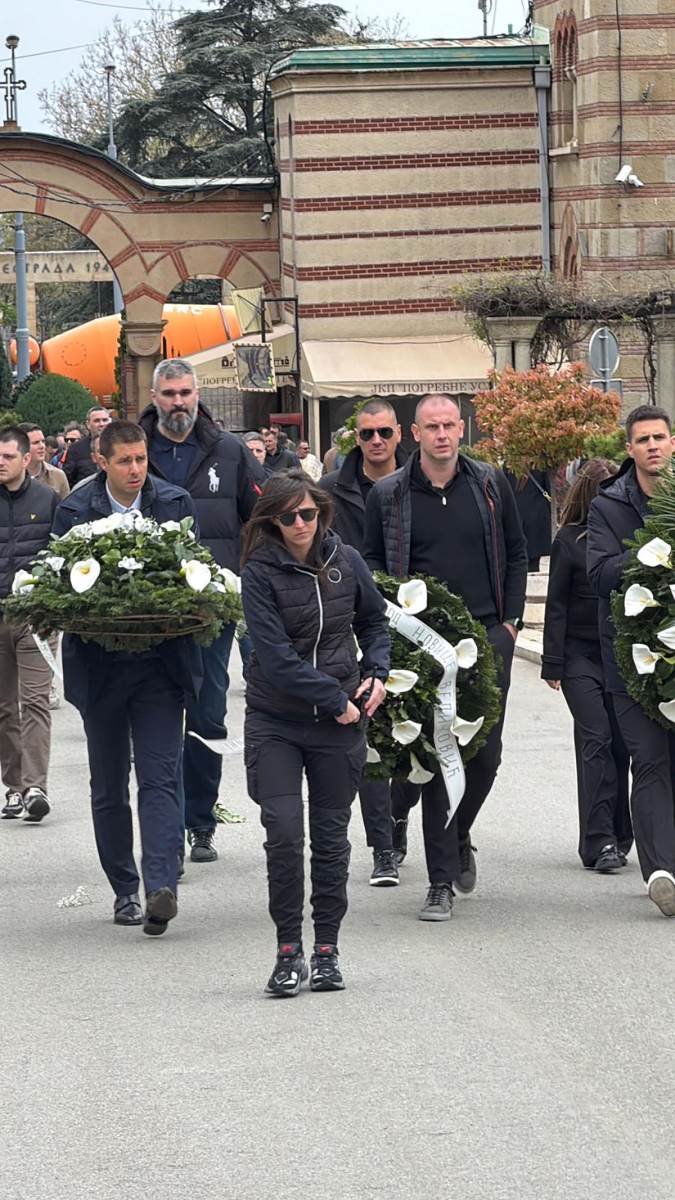 Vanja Marinković stigao na sahranu Duška Vujoševića i Slavko Vranjes (1).jpg