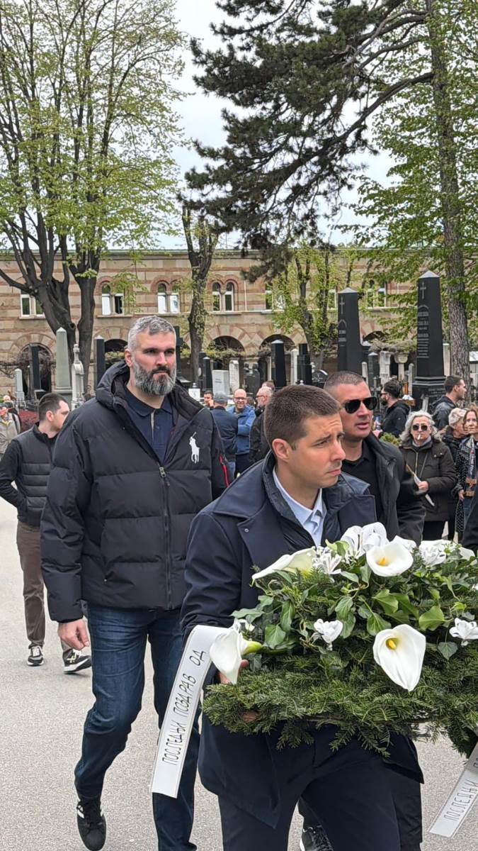 Vanja Marinković stigao na sahranu Duška Vujoševića i Slavko Vranjes (2).jpg