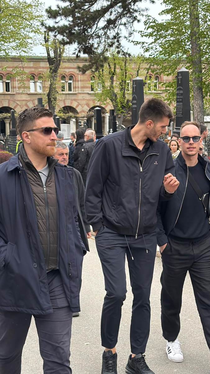 Filip Petrušev na sahrani Duška Vujoševića