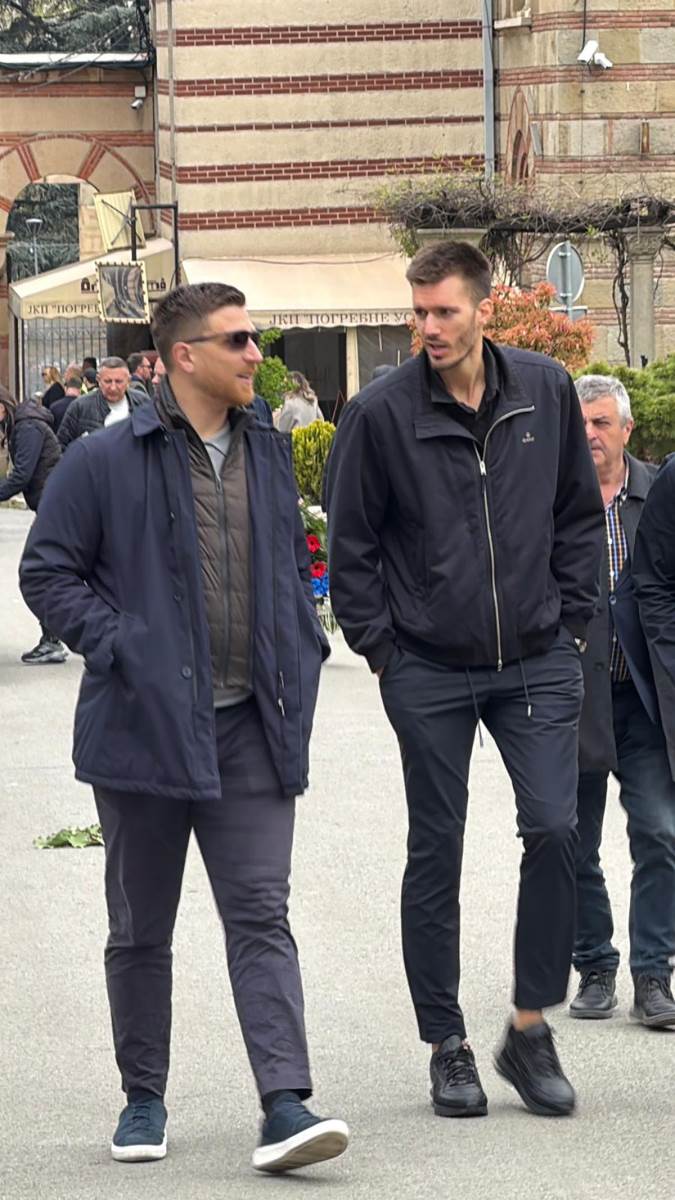 Filip Petrušev na sahrani Duška Vujoševića