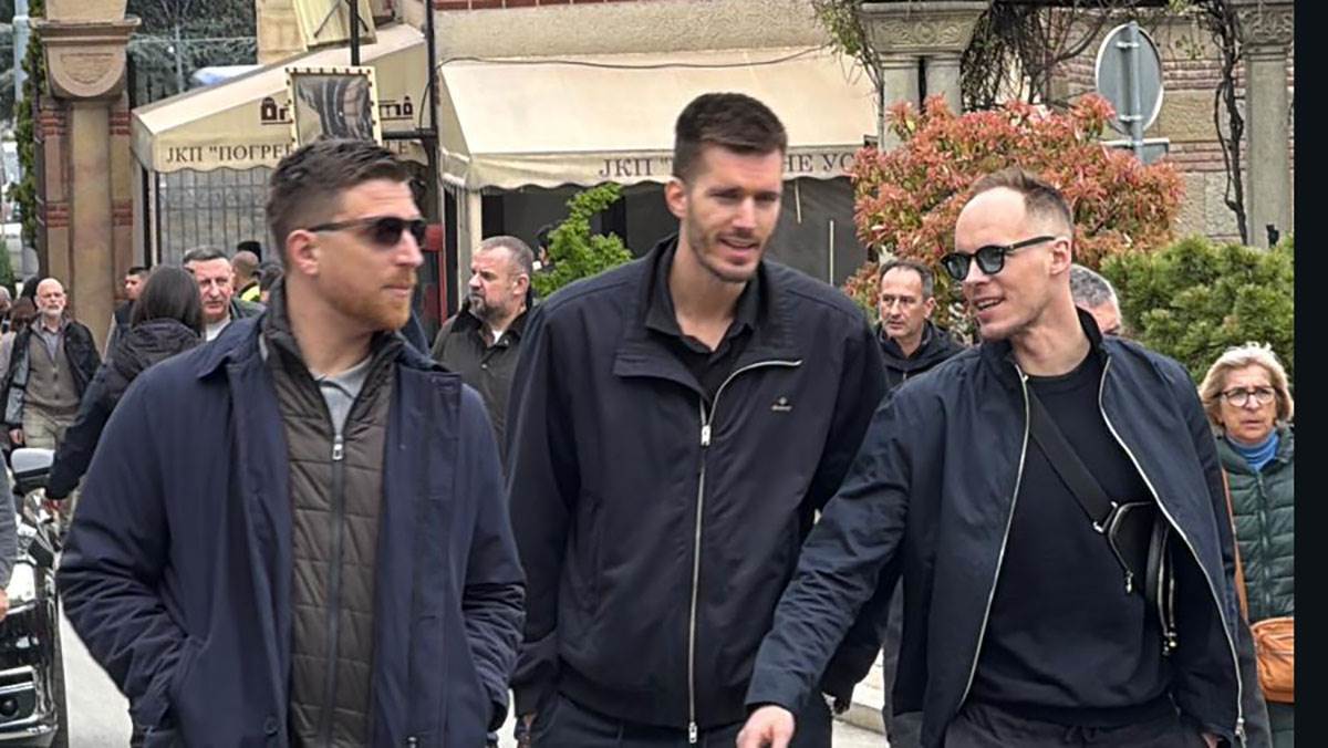 Filip Petrušev na sahrani Duška Vujoševića (1).jpg