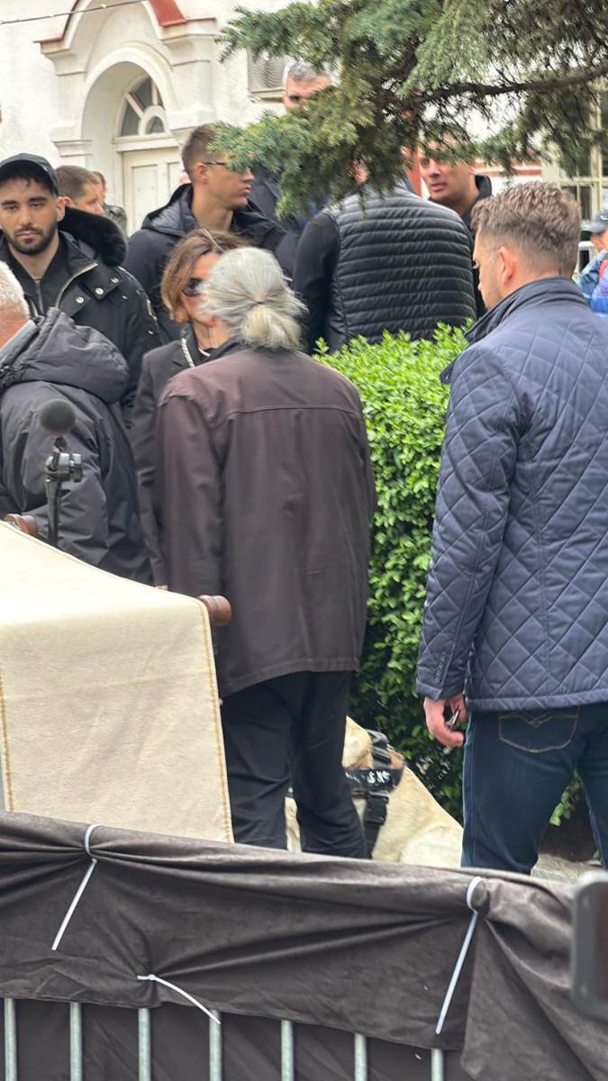 Pas Žuta na sahrani Duška Vujoševića  (3).jpg