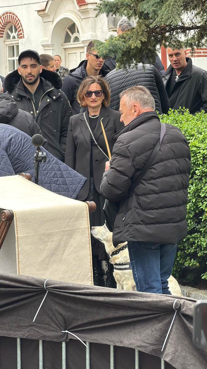 Pas Žuta na sahrani Duška Vujoševića  (4).jpg