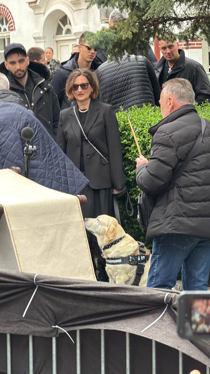 Pas Žuta na sahrani Duška Vujoševića  (5).jpg