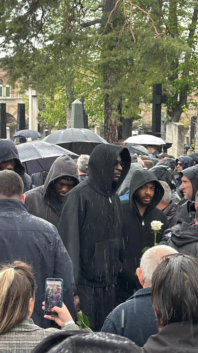 Karlik, Fernando, Bonga Koškarkaši Partizana stigli na sahranu Duška Vujoševića (1).jpg