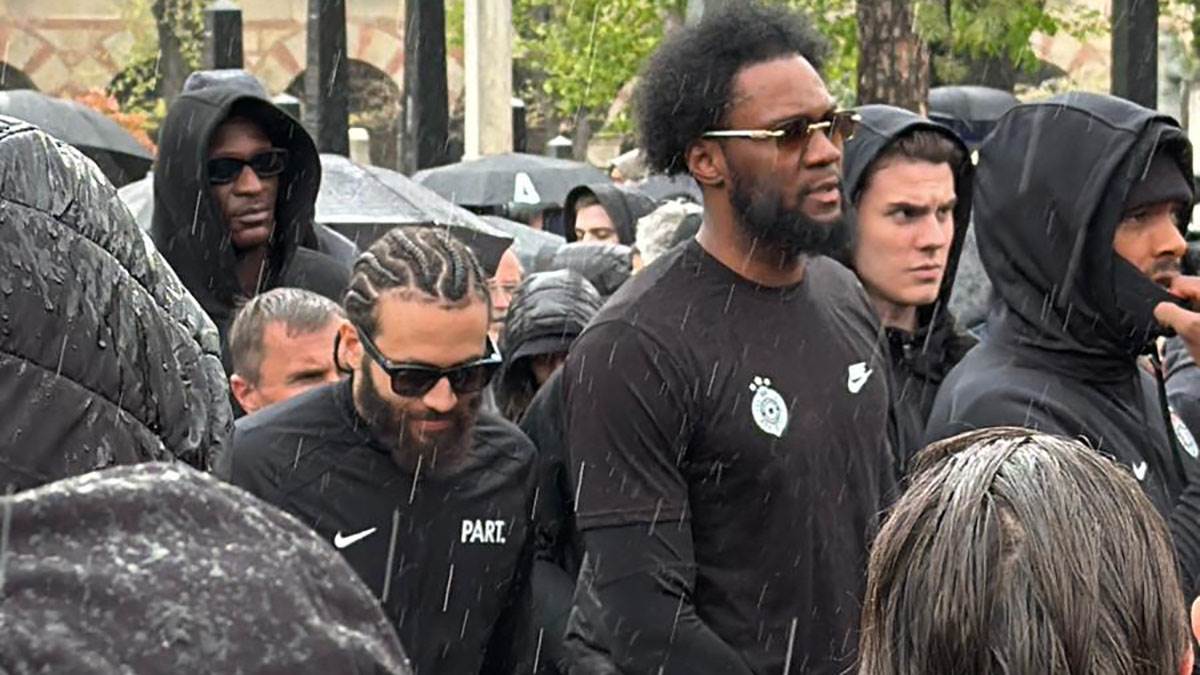 Karlik, Fernando, Bonga Koškarkaši Partizana stigli na sahranu Duška Vujoševića (2).jpg