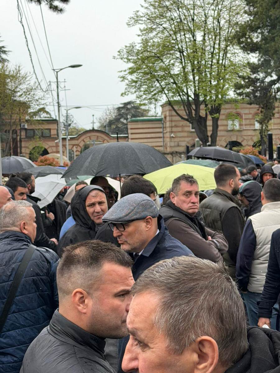 Saša Đorđević stigao na sahranu Dućka Vujoševića (1).jpg