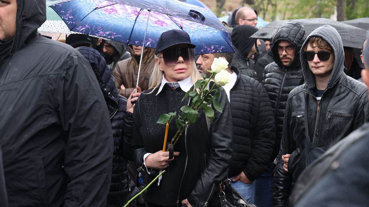 Zorana Pavić na sahrani Duška Vujoševića (2).jpg