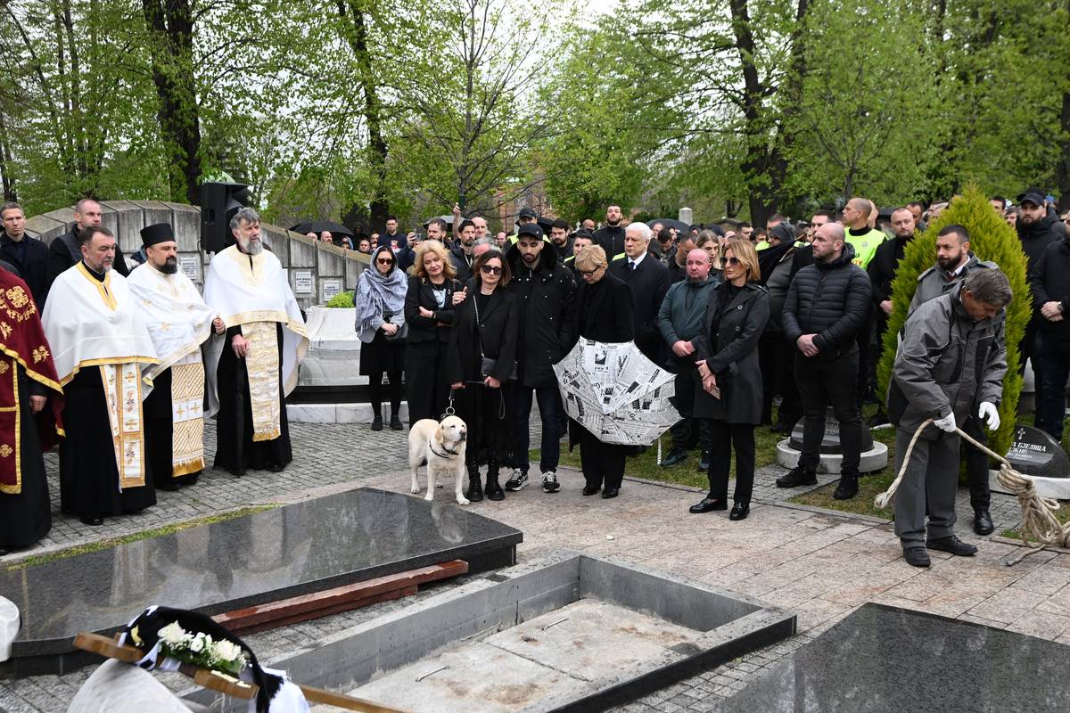 Pas Duška Vujoševića Žuta u Aleji zaslužnih građana na njegovoj sahrani na Novom groblju