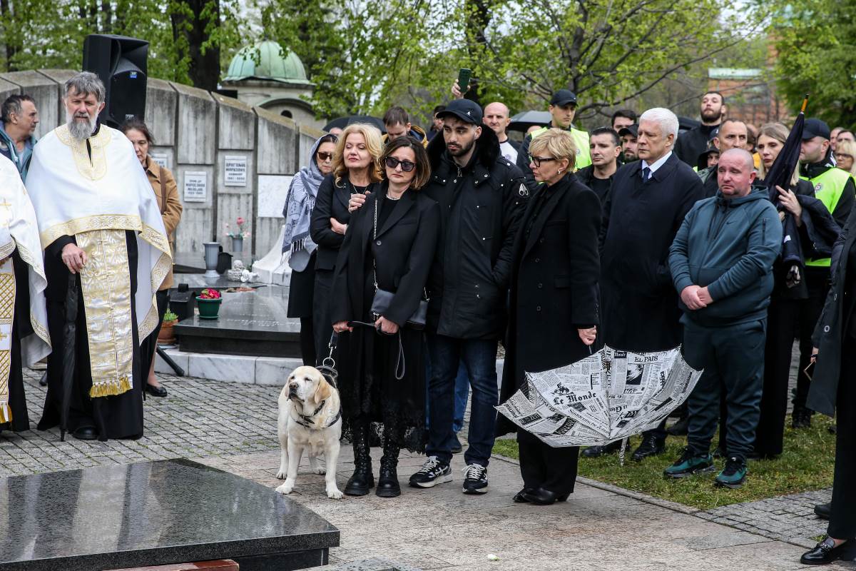 Porodica Duška Vujoševića sa psom na njegovoj sahrani