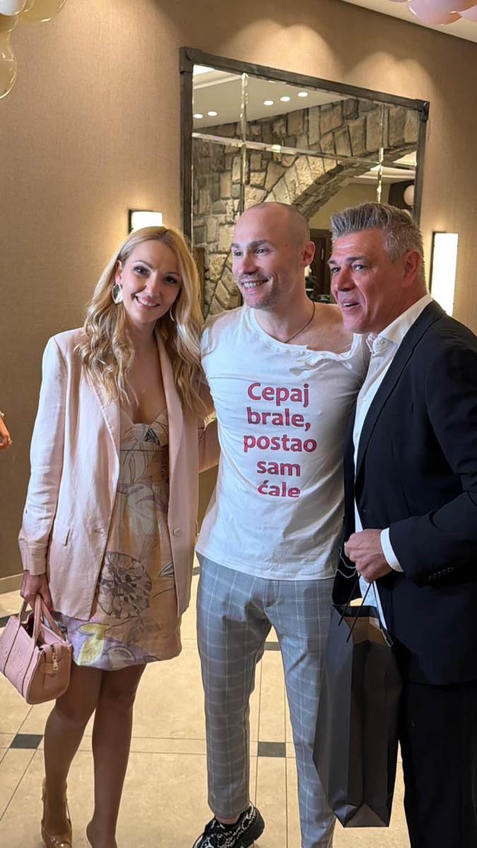 Savo Milosevic sa zenom stigao kod Sofronijevica Odmah mu pocepao majicu (2).jpg