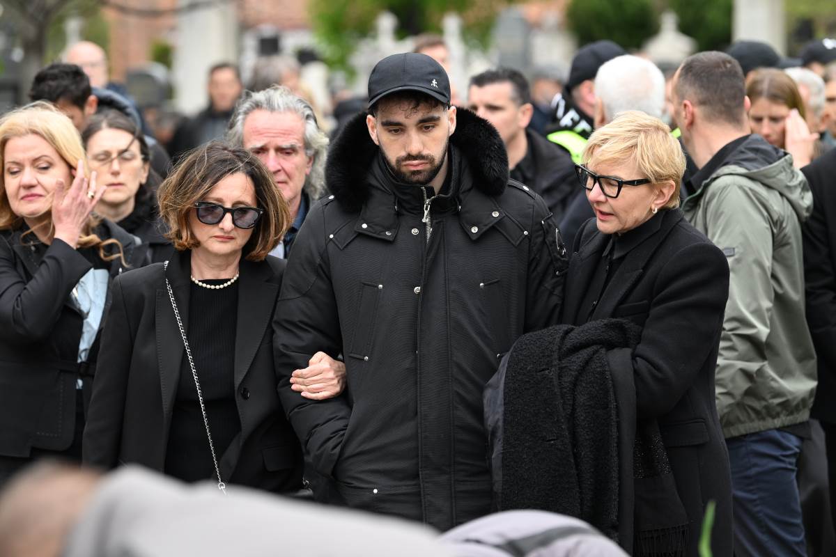 Supruga i sin Duška Vujoševića na sahrani n Novom groblju