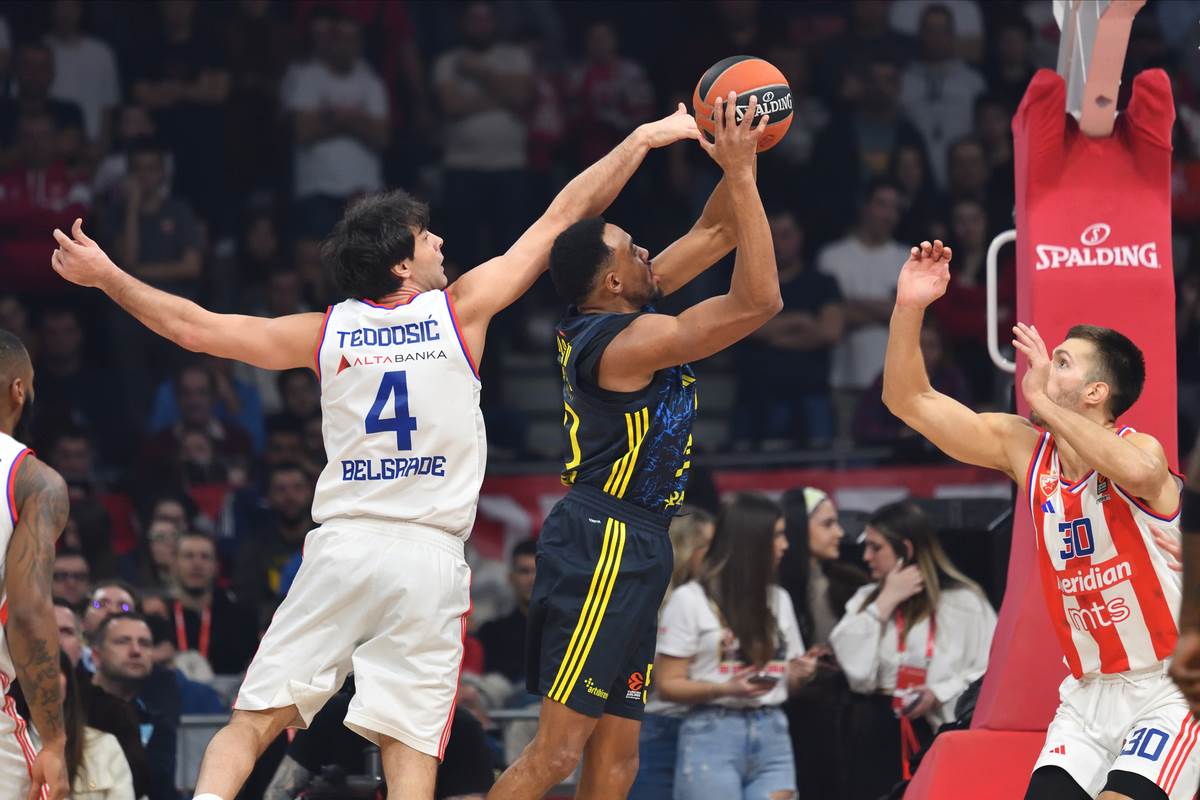 Bonzi Kolson šutira kraj Miloša Teodosića